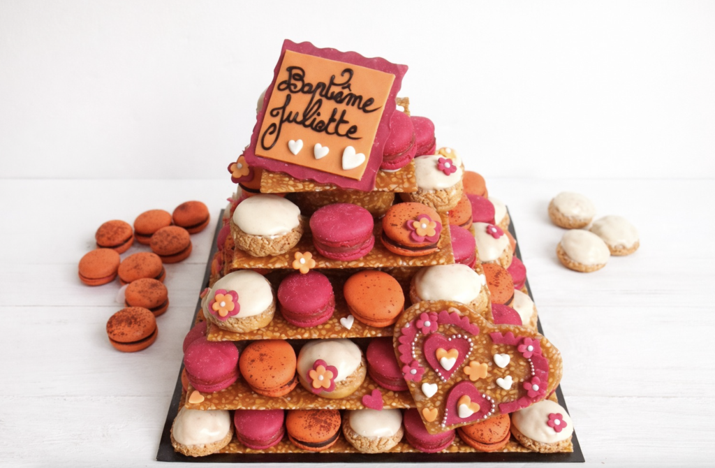 Pièce montée personnalisée pour baptême avec macarons et choux au Comptoir de Saint-Georges à Saint-Georges-sur-Moulon