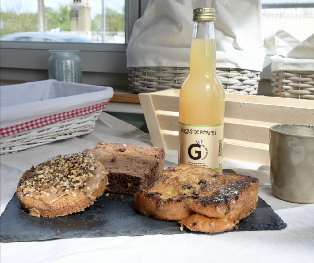 Goûter gourmand au Comptoir de Saint-Georges : pâtisseries maison, jus de pommes et boisson chaude à Saint-Georges-sur-Moulon